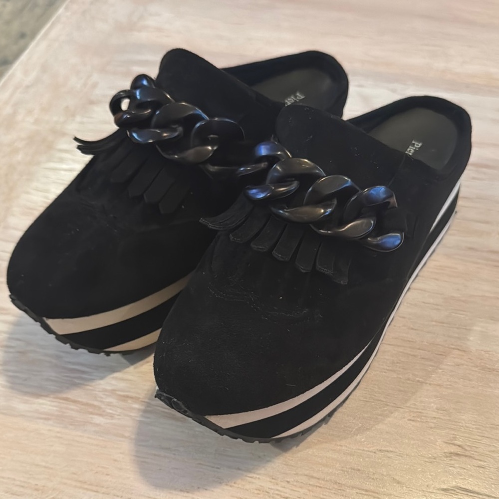 Black Platform Loafers with Chain Detail! 🖤